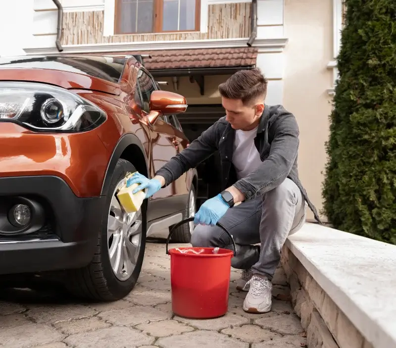 Lavage auto à domicile Longchamp : professionnel intervenant sur un véhicule
